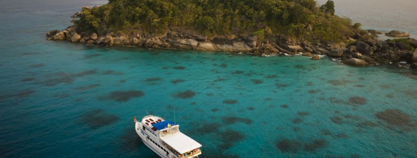 Tauchschiff Pawara vor den Similans