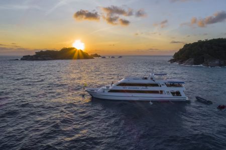 MV Sawasdee Fasai im Sonnenlicht