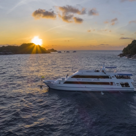 MV Sawasdee Fasai im Sonnenlicht
