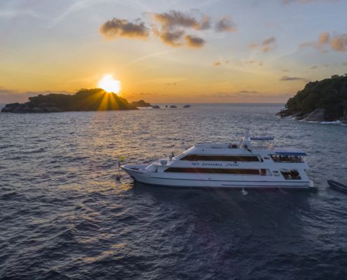 MV Sawasdee Fasai im Sonnenlicht
